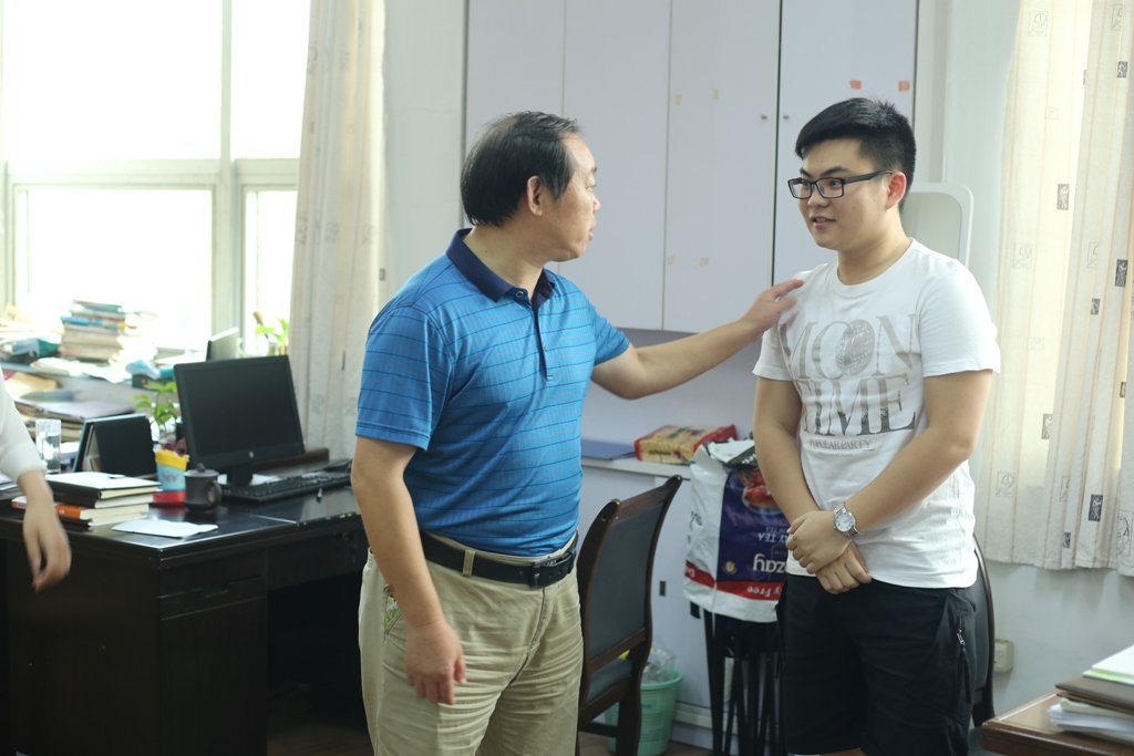 校园新闻-金秋送温暖 金秋送温暖