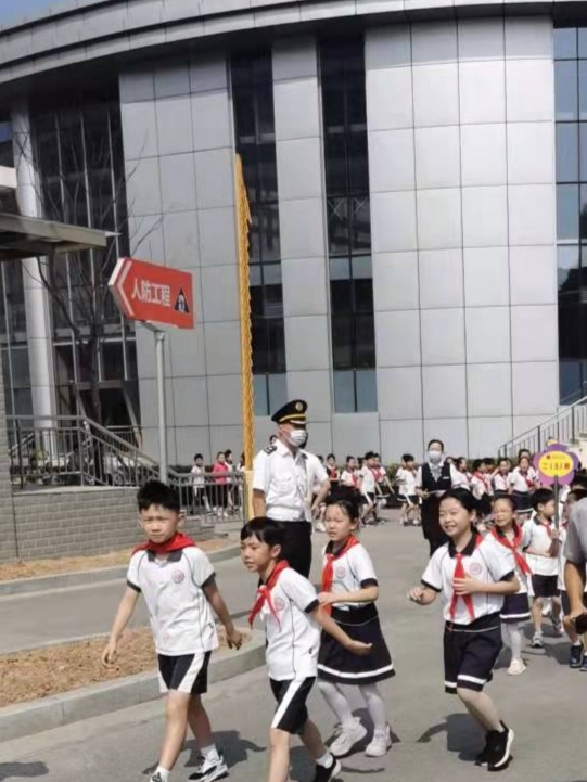 校园新闻-不忘历史 珍爱生命——南京市艺术小学防空防灾安全教育及疏散演练 不忘历史 珍爱生命——南京市艺术小学防空防灾安全教育及疏散演练