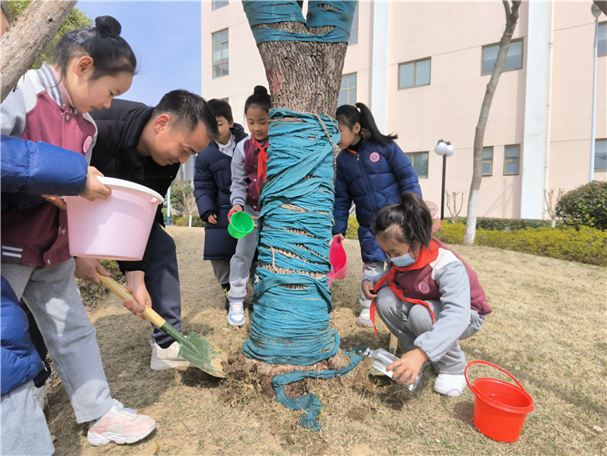 校园新闻-种个春天 “浇”个朋友 种个春天 “浇”个朋友