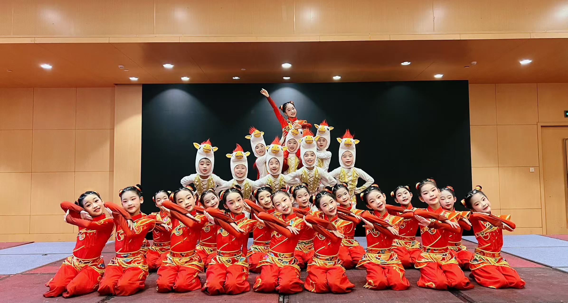 校园新闻-童心奔马贺新春 童趣昂扬展风采——“小红花”亮相2026南京市春节团拜会 童心奔马贺新春 童趣昂扬展风采——“小红花”亮相2026南京市春节团拜会